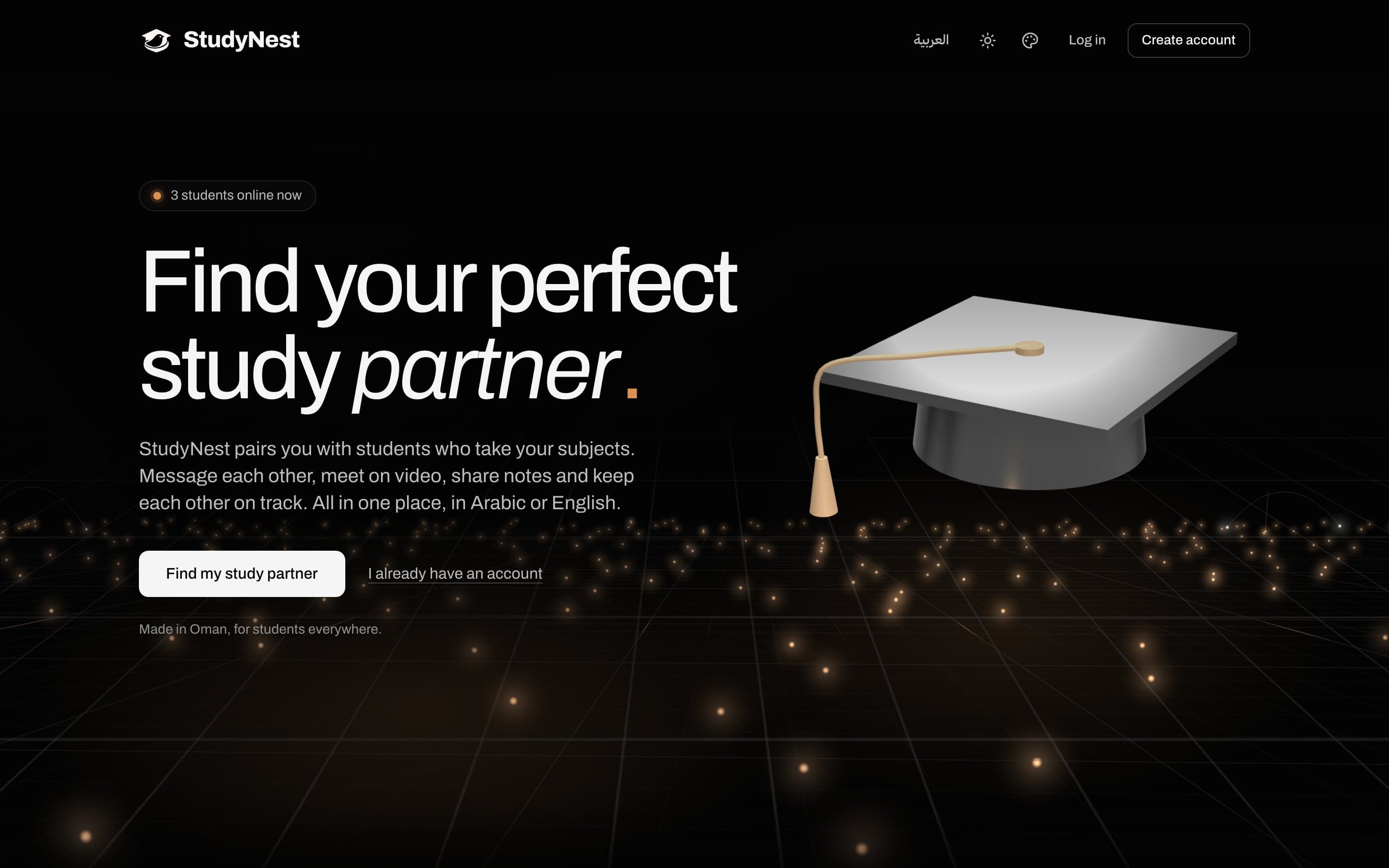 الصفحة الرئيسية لـ StudyNest بلون بنّي العش: قبّعة تخرّج ثلاثية الأبعاد فوق حرم تضيئه المصابيح، نهارًا في الوضع الفاتح وليلًا في الداكن